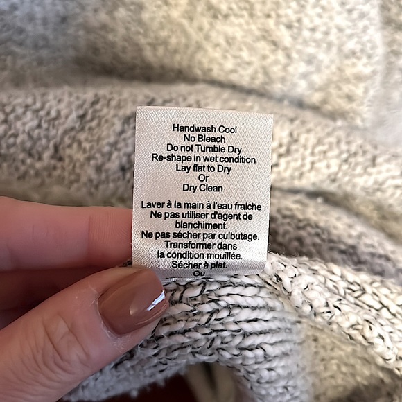 ARITZIA TNA Knitted Pullover V-Neck Hoodie // Size M - Picture 7 of 7